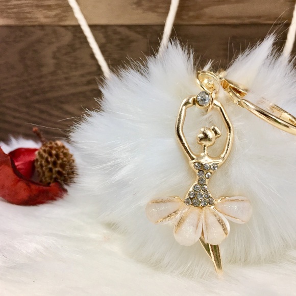 Accessories - ‼️5 for $25 SALE‼️ ❄️White Pom Pom Keychain❄️
